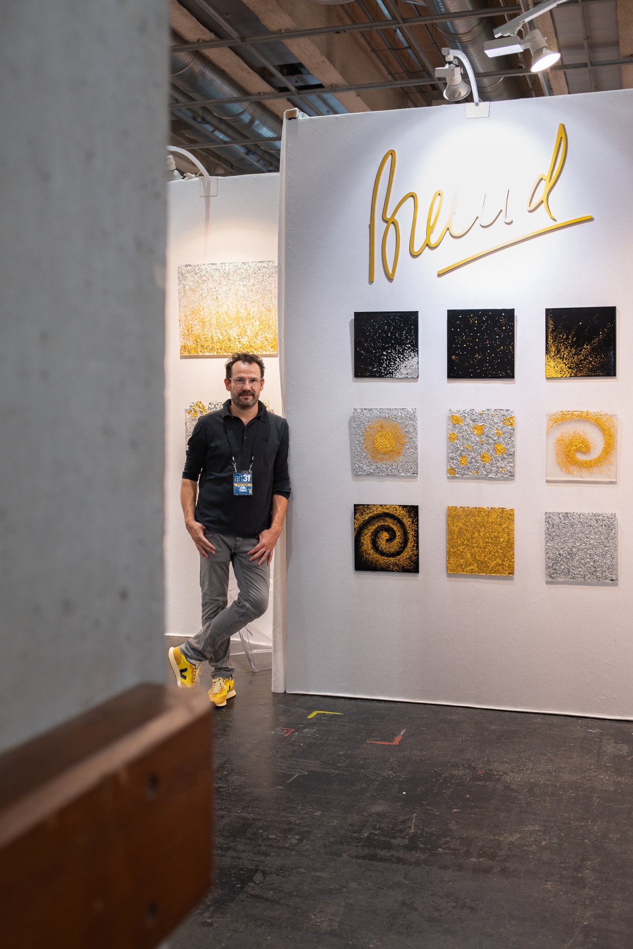 Thomas Brand sur son stand au salon Art3F